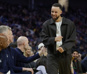 B体育登录入口-库里可能赛季报销？邓利维：存在这种可能性 但我们预计不会这样